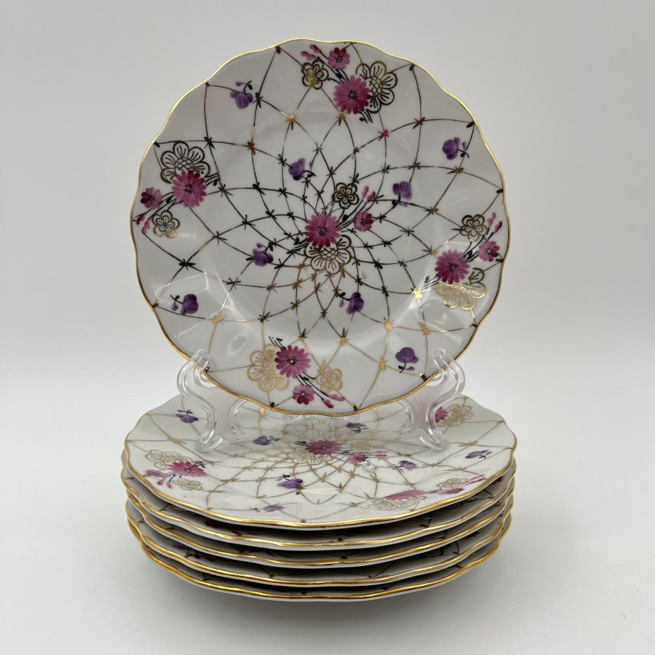 Набор десертных тарелок "Золотая сетка" ("Васильки") на 6 персон, автор рисунка А. А. Яцкевич, фарфор, золочение, роспись, Ленинградский фарфоровый завод (ЛФЗ), СССР, 1970-1986 гг.