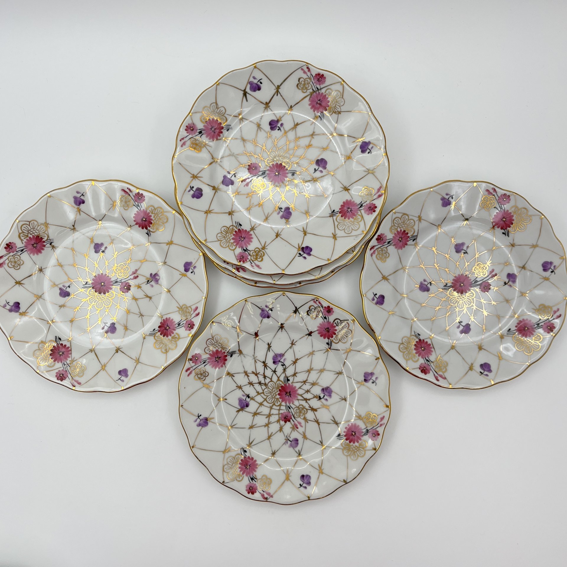 Набор десертных тарелок "Золотая сетка" ("Васильки") на 6 персон, автор рисунка А. А. Яцкевич, фарфор, золочение, роспись, Ленинградский фарфоровый завод (ЛФЗ), СССР, 1970-1986 гг.