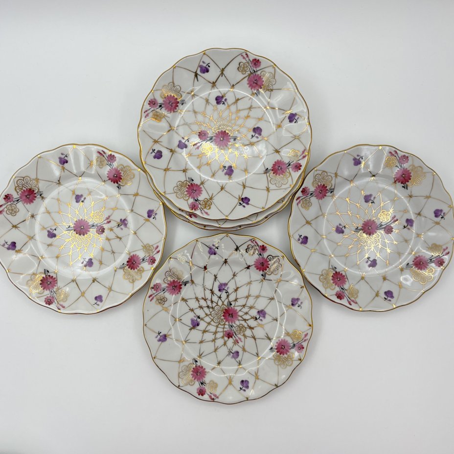 Набор десертных тарелок "Золотая сетка" ("Васильки") на 6 персон, автор рисунка А. А. Яцкевич, фарфор, золочение, роспись, Ленинградский фарфоровый завод (ЛФЗ), СССР, 1970-1986 гг.