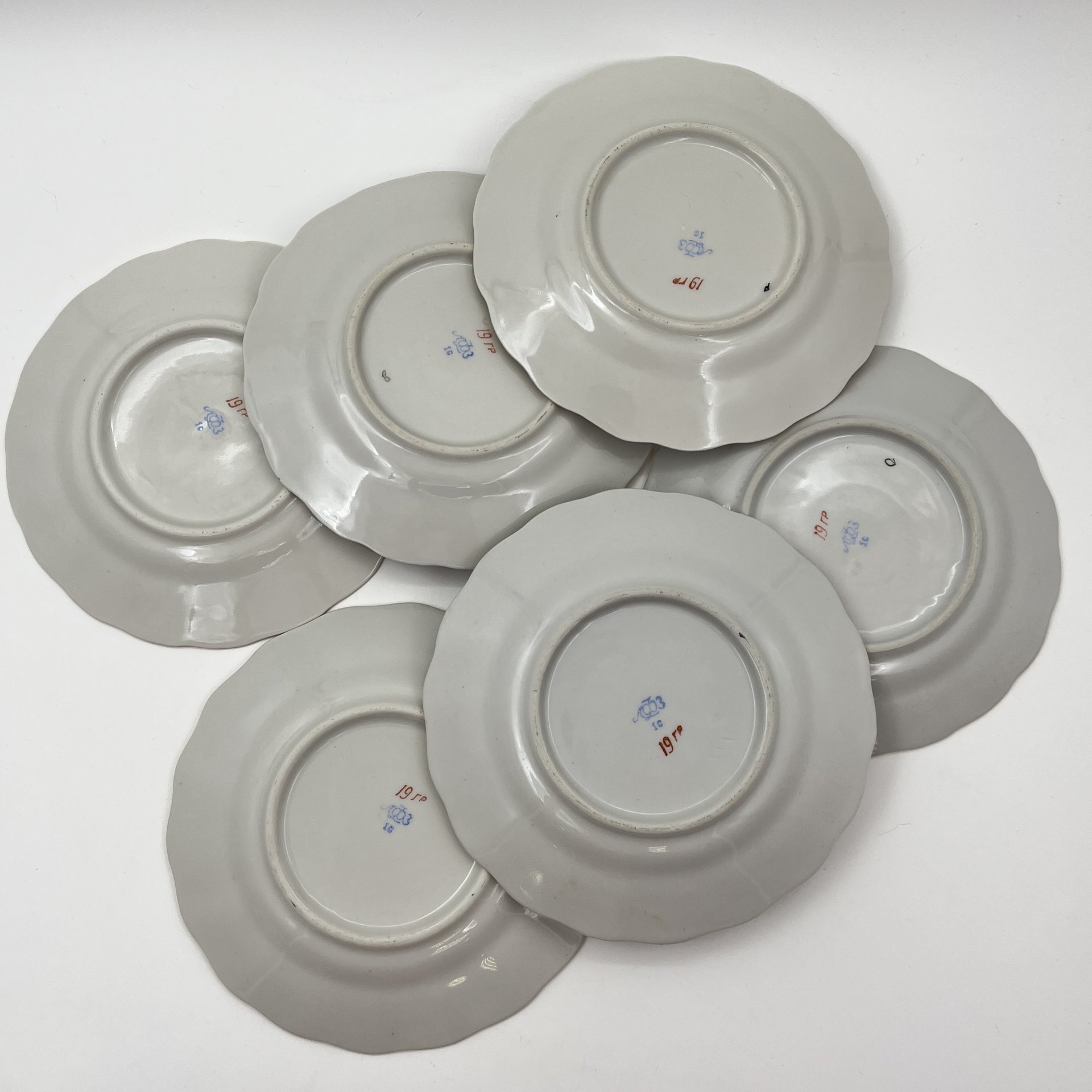 Набор десертных тарелок "Золотая сетка" ("Васильки") на 6 персон, автор рисунка А. А. Яцкевич, фарфор, золочение, роспись, Ленинградский фарфоровый завод (ЛФЗ), СССР, 1970-1986 гг.