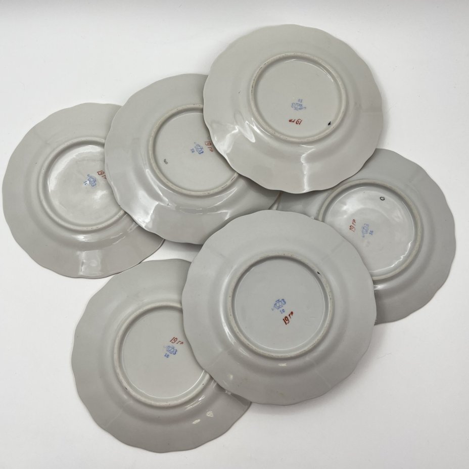 Набор десертных тарелок "Золотая сетка" ("Васильки") на 6 персон, автор рисунка А. А. Яцкевич, фарфор, золочение, роспись, Ленинградский фарфоровый завод (ЛФЗ), СССР, 1970-1986 гг.