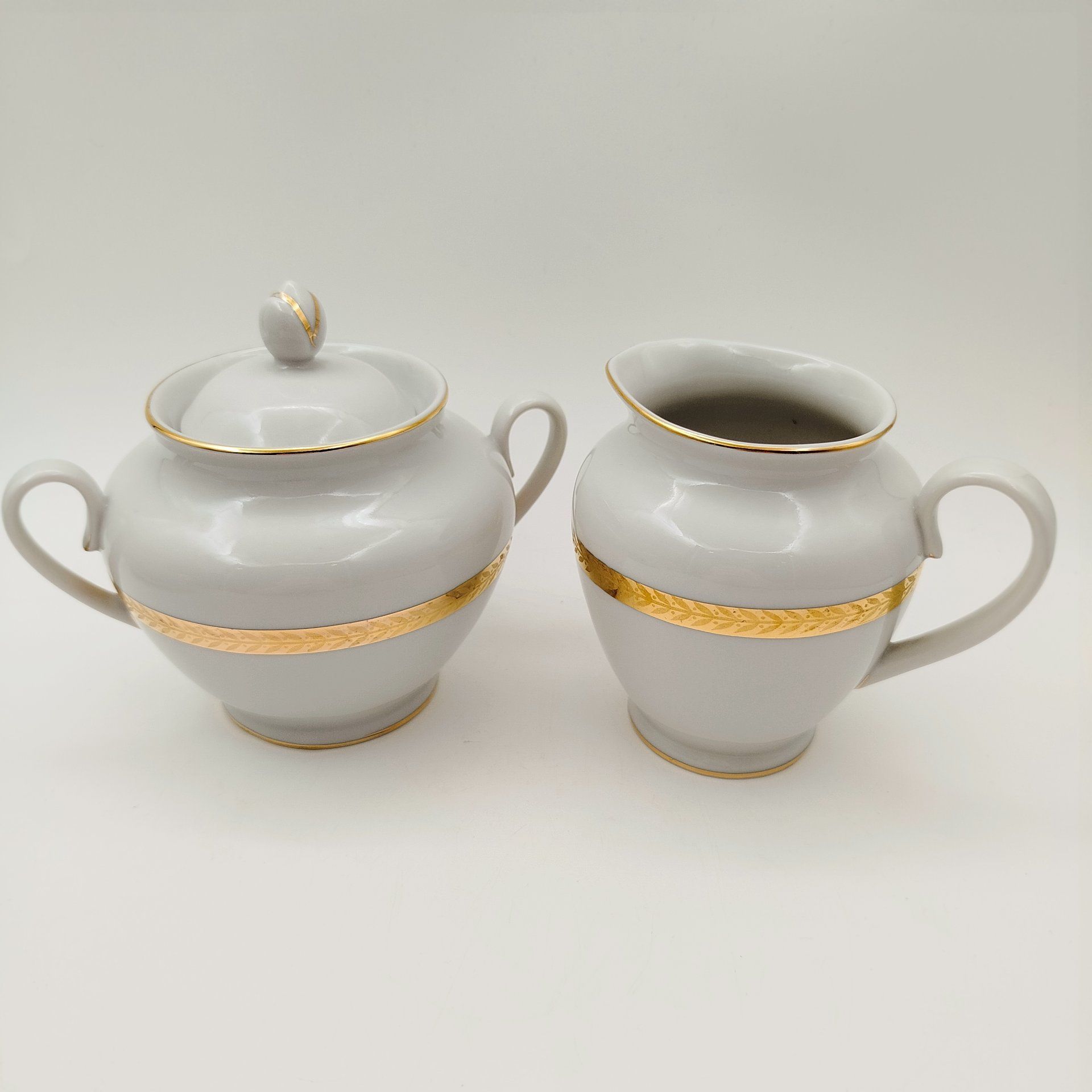 Набор из молочника и сахарницы белого цвета с декором в виде орнаментальных поясков, фарфор, золочение, Ленинградский фарфоровый завод (ЛФЗ), СССР, 1960-1970 гг.