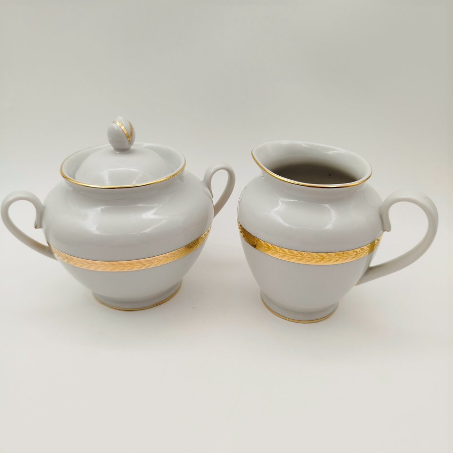 Набор из молочника и сахарницы белого цвета с декором в виде орнаментальных поясков, фарфор, золочение, Ленинградский фарфоровый завод (ЛФЗ), СССР, 1960-1970 гг.