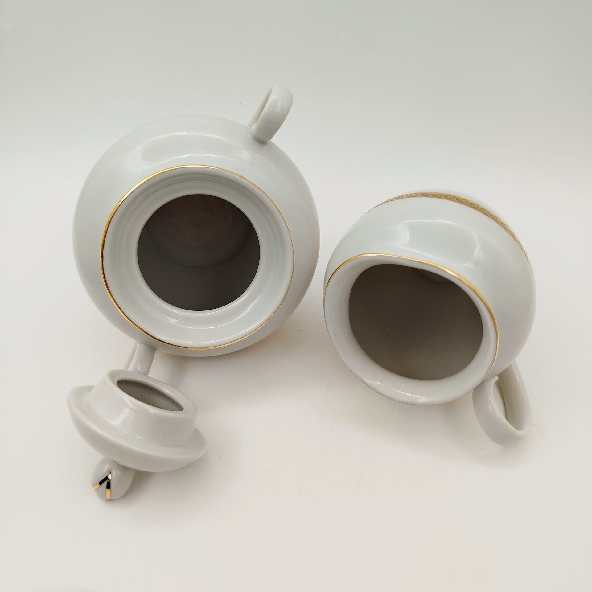 Набор из молочника и сахарницы белого цвета с декором в виде орнаментальных поясков, фарфор, золочение, Ленинградский фарфоровый завод (ЛФЗ), СССР, 1960-1970 гг.