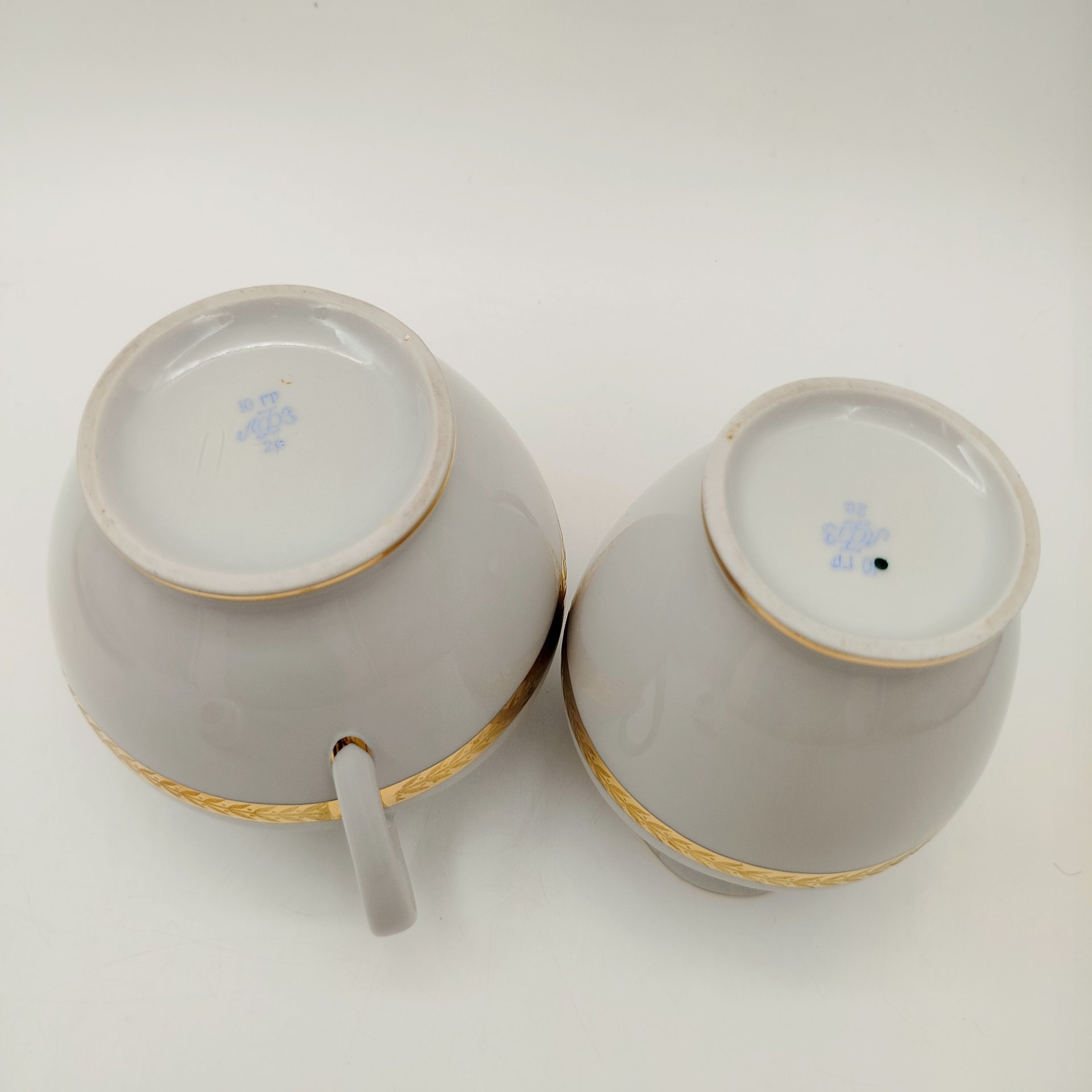 Набор из молочника и сахарницы белого цвета с декором в виде орнаментальных поясков, фарфор, золочение, Ленинградский фарфоровый завод (ЛФЗ), СССР, 1960-1970 гг.