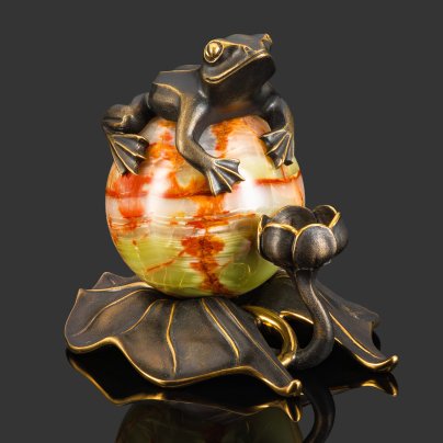 Композиция "Умиротворение".  Подставка-подсвечник лягушка на шаре на листе кувшинки.