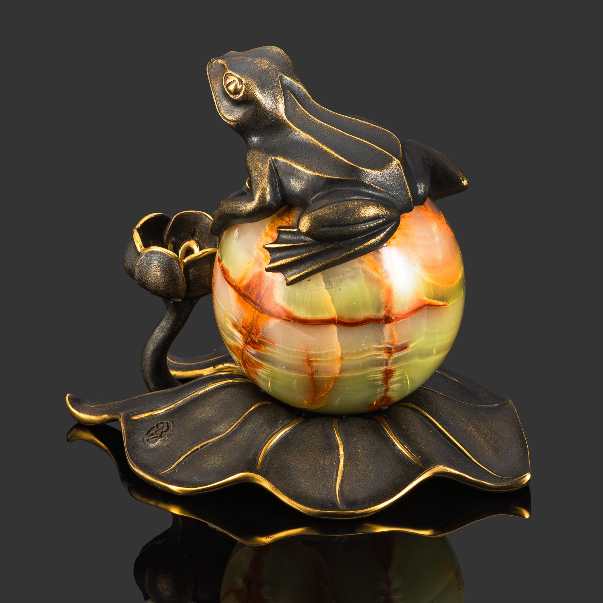 Композиция "Умиротворение".  Подставка-подсвечник лягушка на шаре на листе кувшинки.