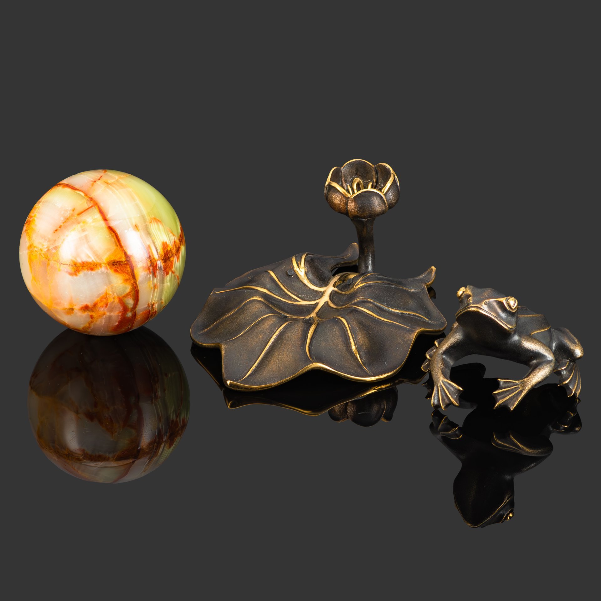 Композиция "Умиротворение".  Подставка-подсвечник лягушка на шаре на листе кувшинки.