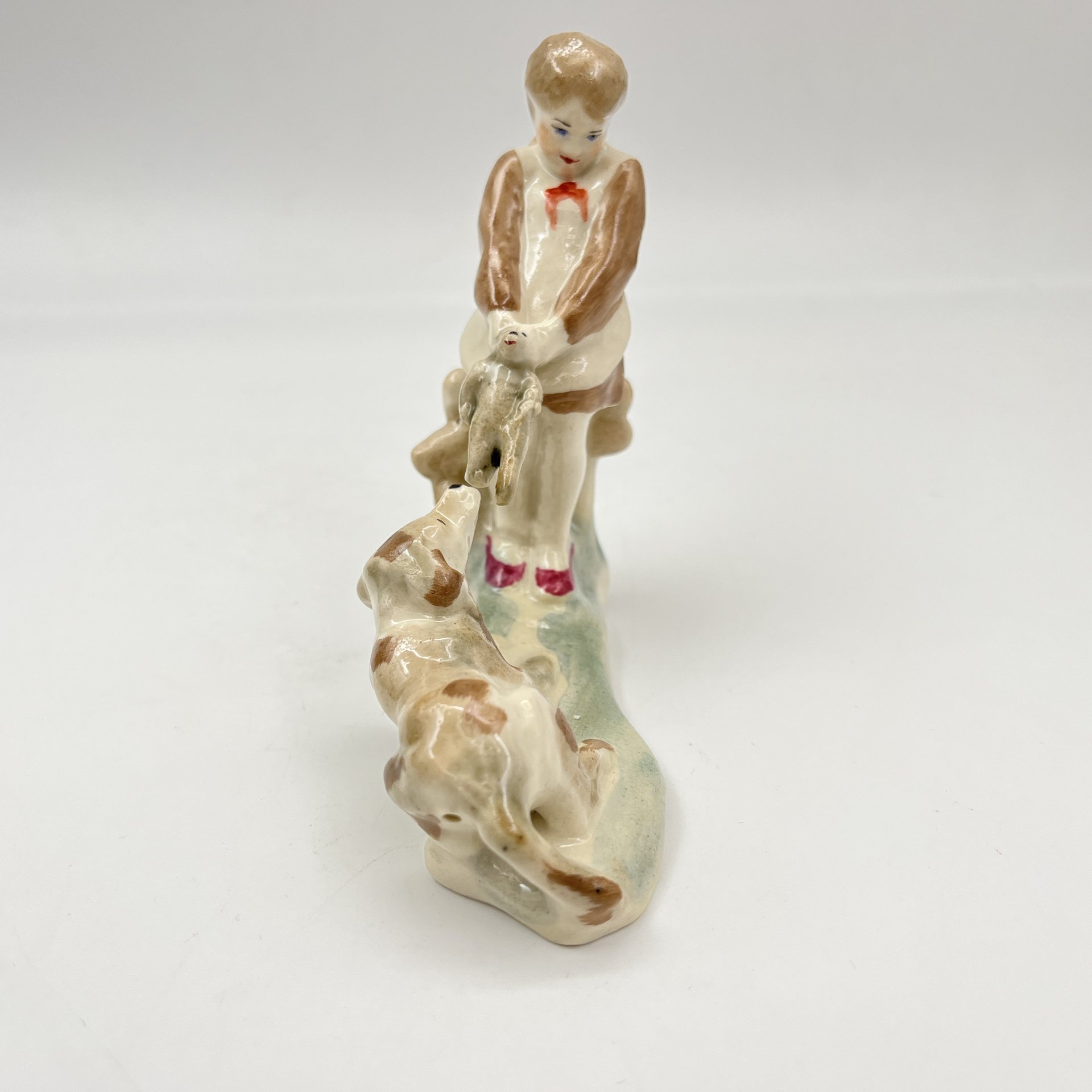 Статуэтка "Пионерка, играющая с собакой", ("Девочка с собакой"), фарфор, роспись, Полонский завод художественной керамики (Полонное ЗХК), СССР, 1956-1972 гг., Полонский завод художественной керамики (Полонное ЗХК)