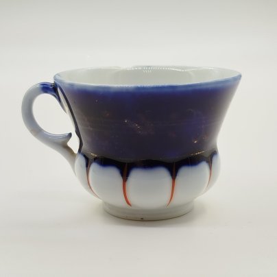 Чашка оригинальной формы с изящным орнаментом