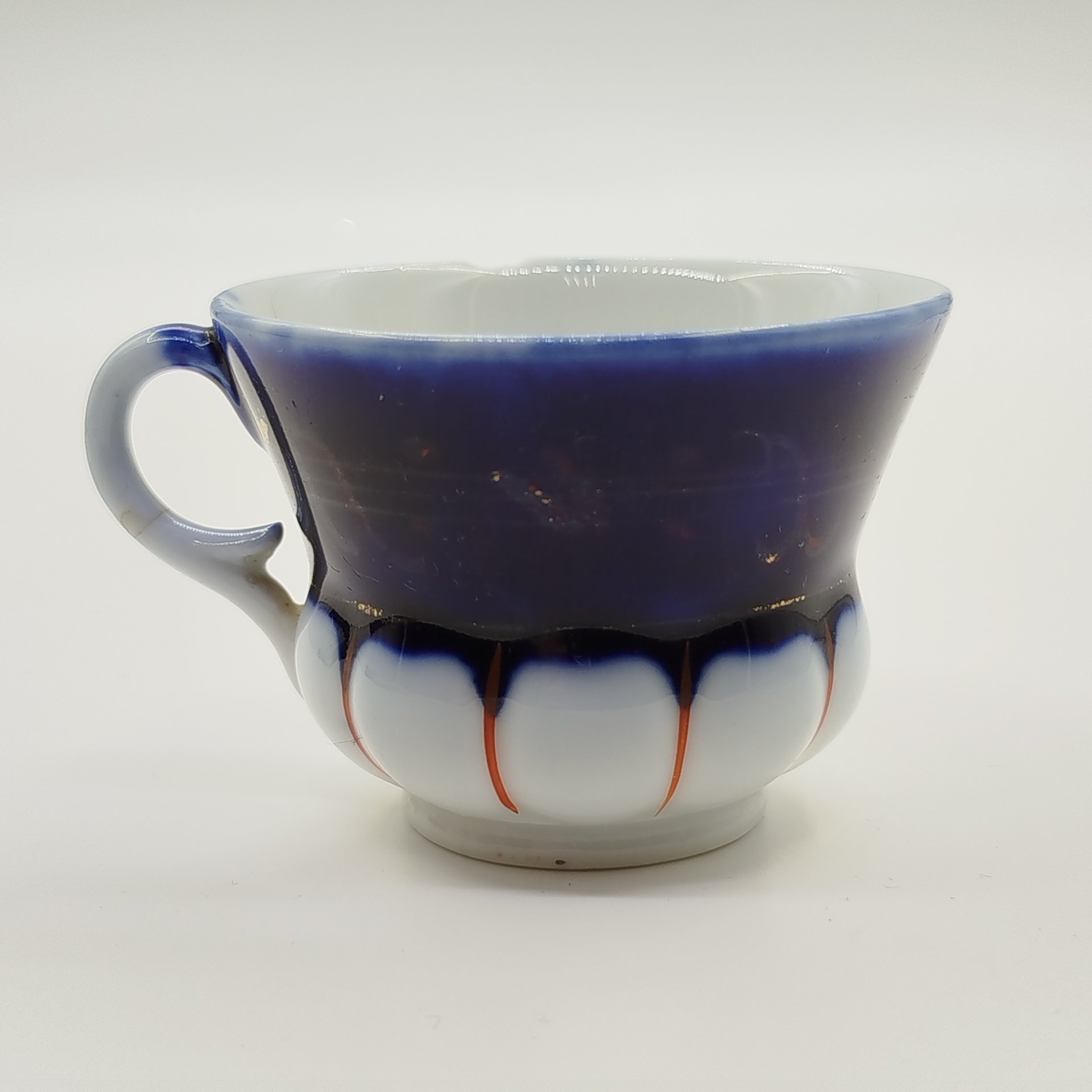 Чашка оригинальной формы с изящным орнаментом