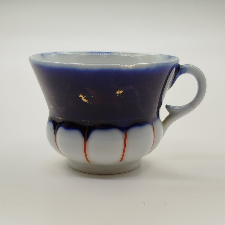 Чашка оригинальной формы с изящным орнаментом