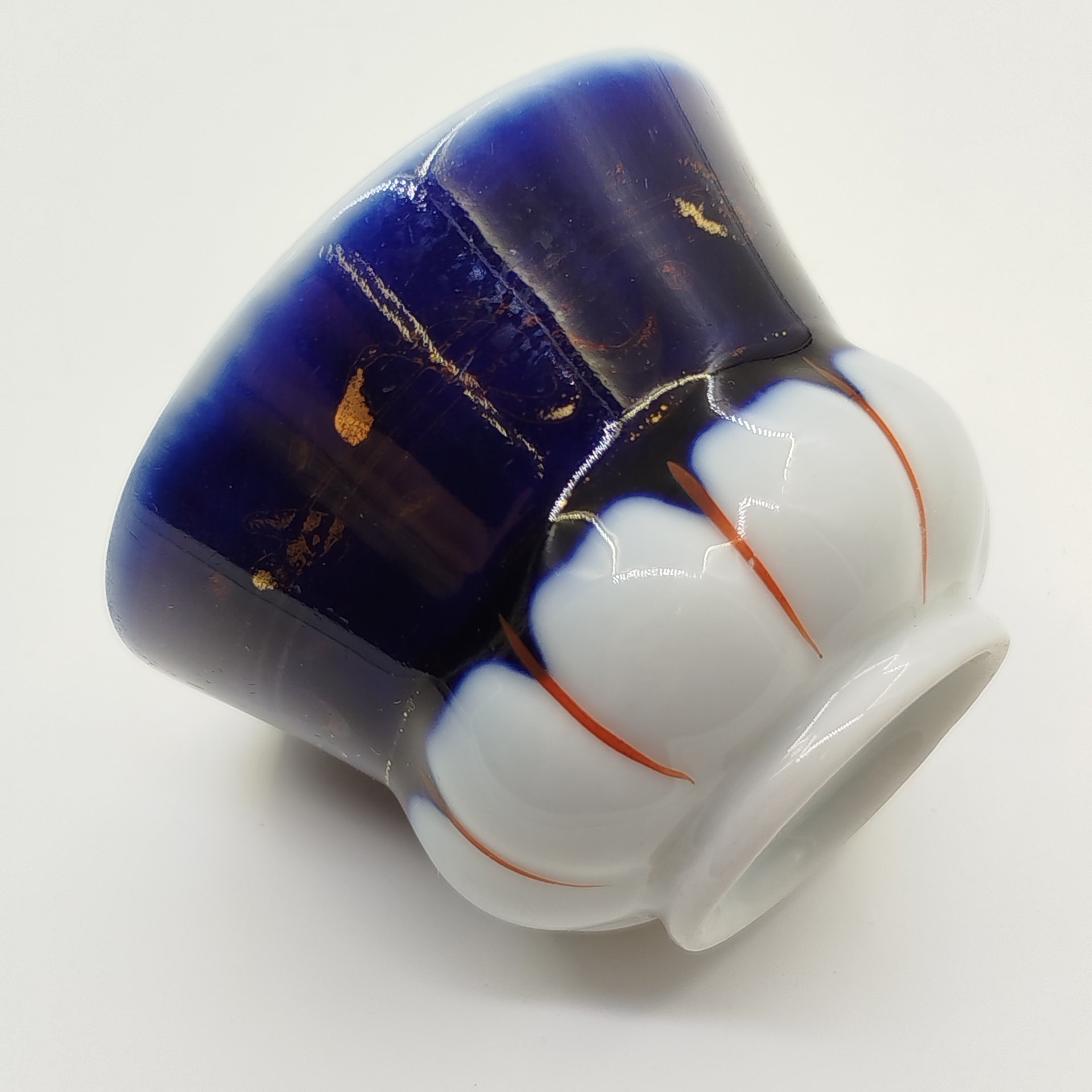 Чашка оригинальной формы с изящным орнаментом