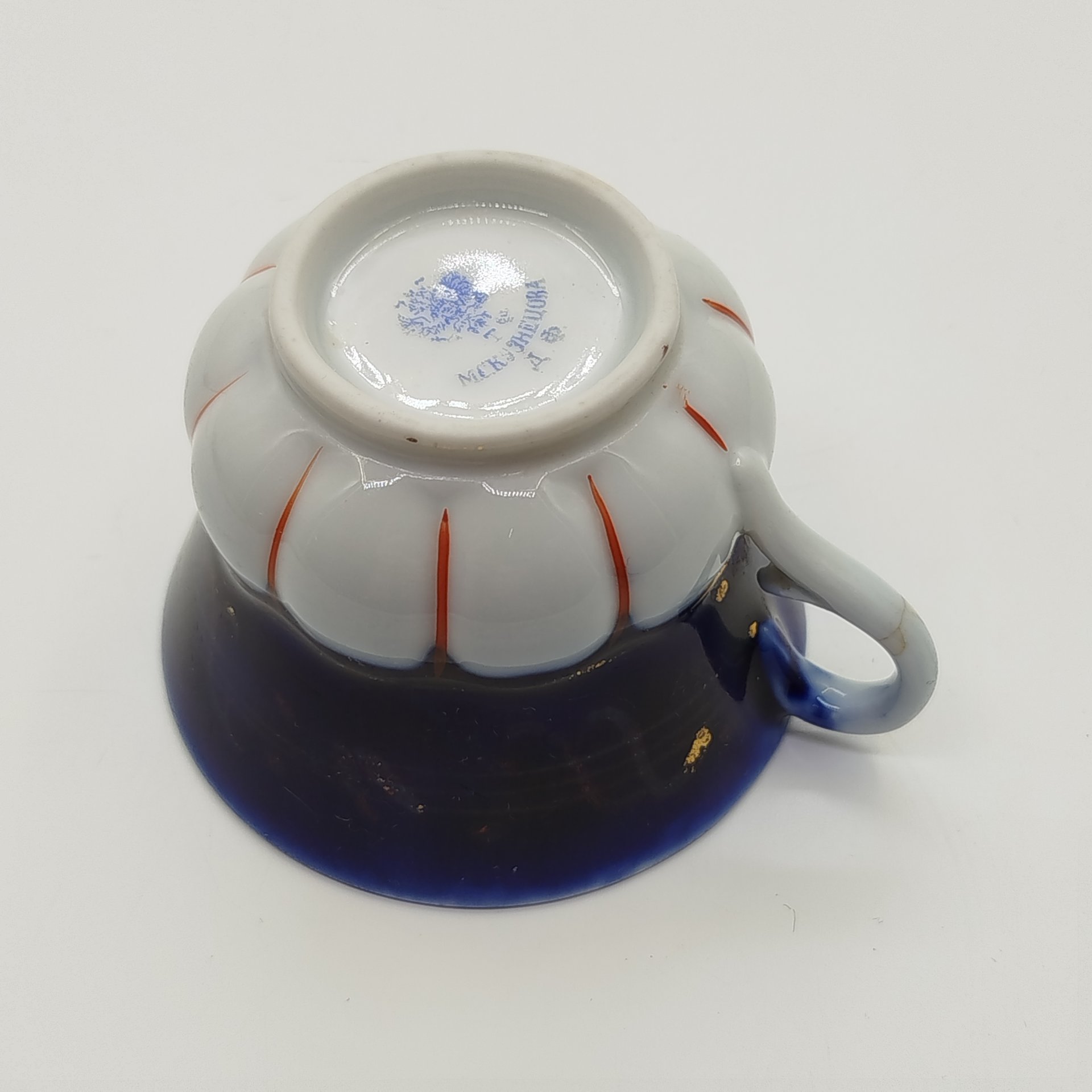 Чашка оригинальной формы с изящным орнаментом