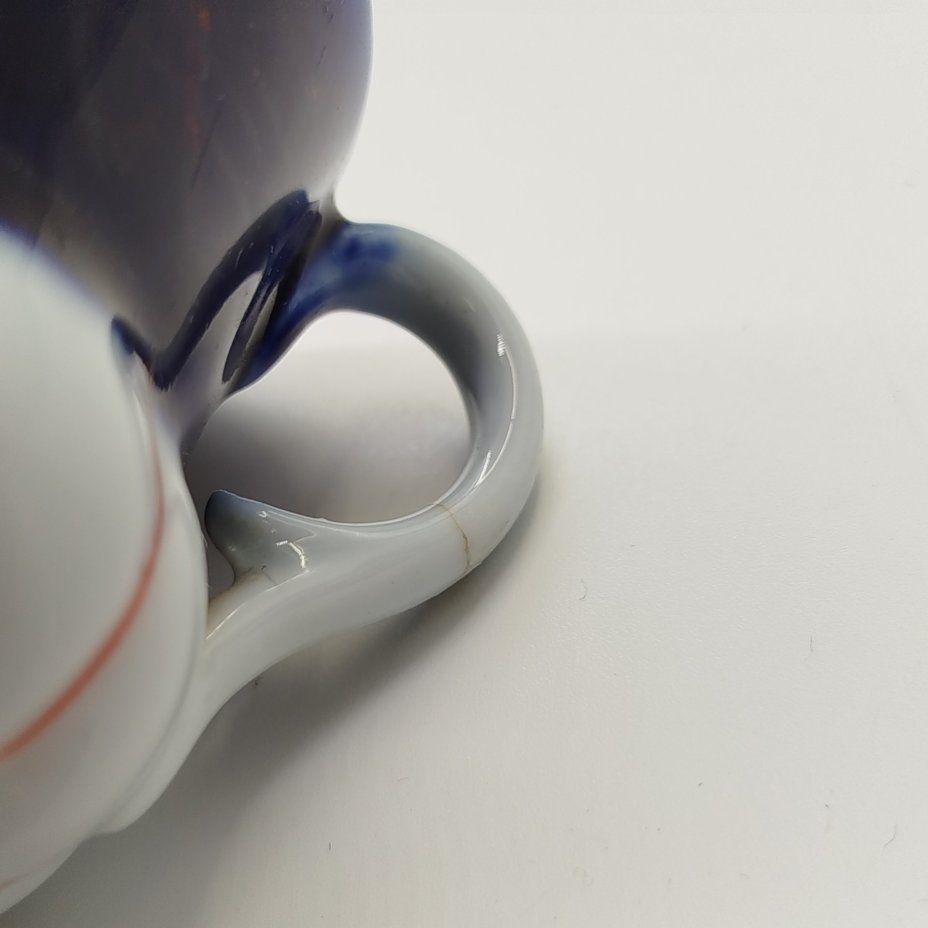 Чашка оригинальной формы с изящным орнаментом