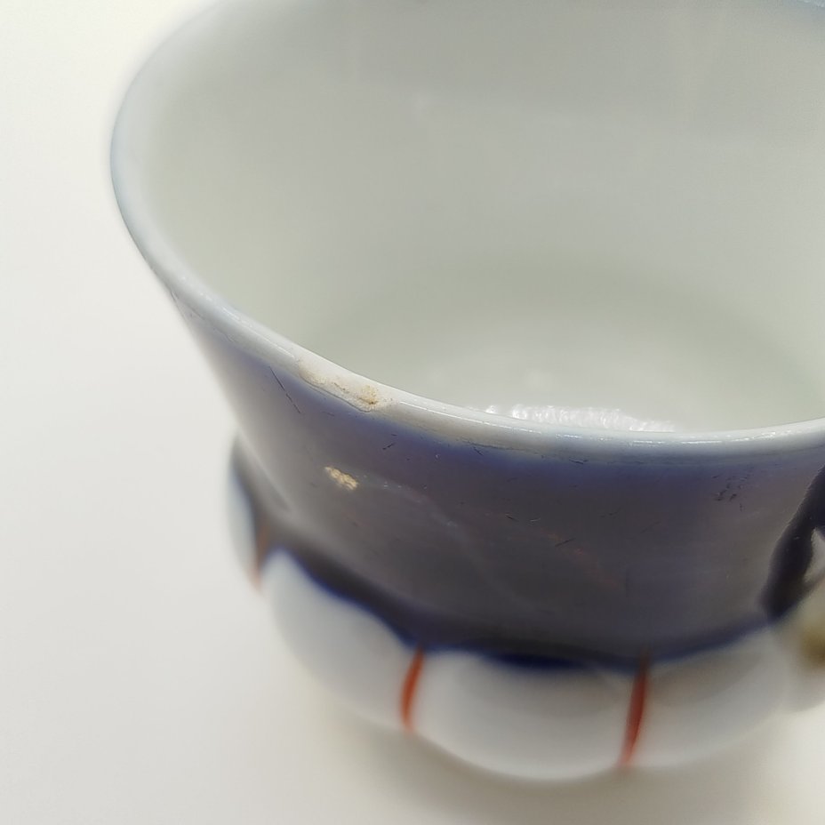 Чашка оригинальной формы с изящным орнаментом