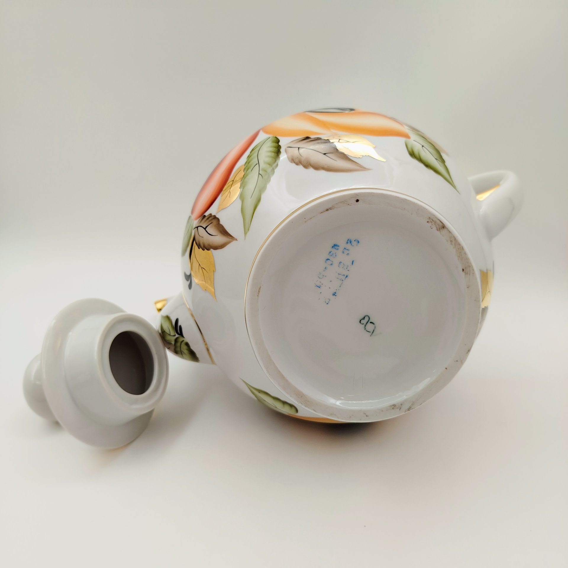 Чайник заварочный (большой) с цветочным декором, фарфор, роспись, золочение, Ленинградский опытный завод (ЛОЗ), СССР, 1984-1991 гг.
