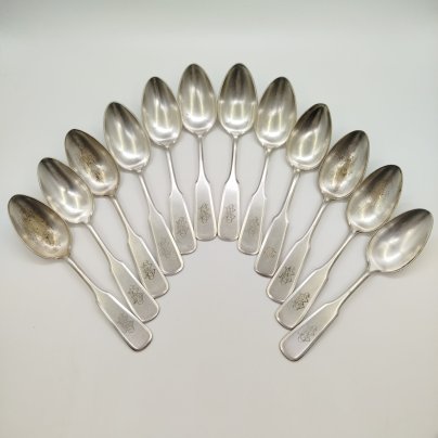 Набор из двенадцати столовых ложек с монограммами на черенках