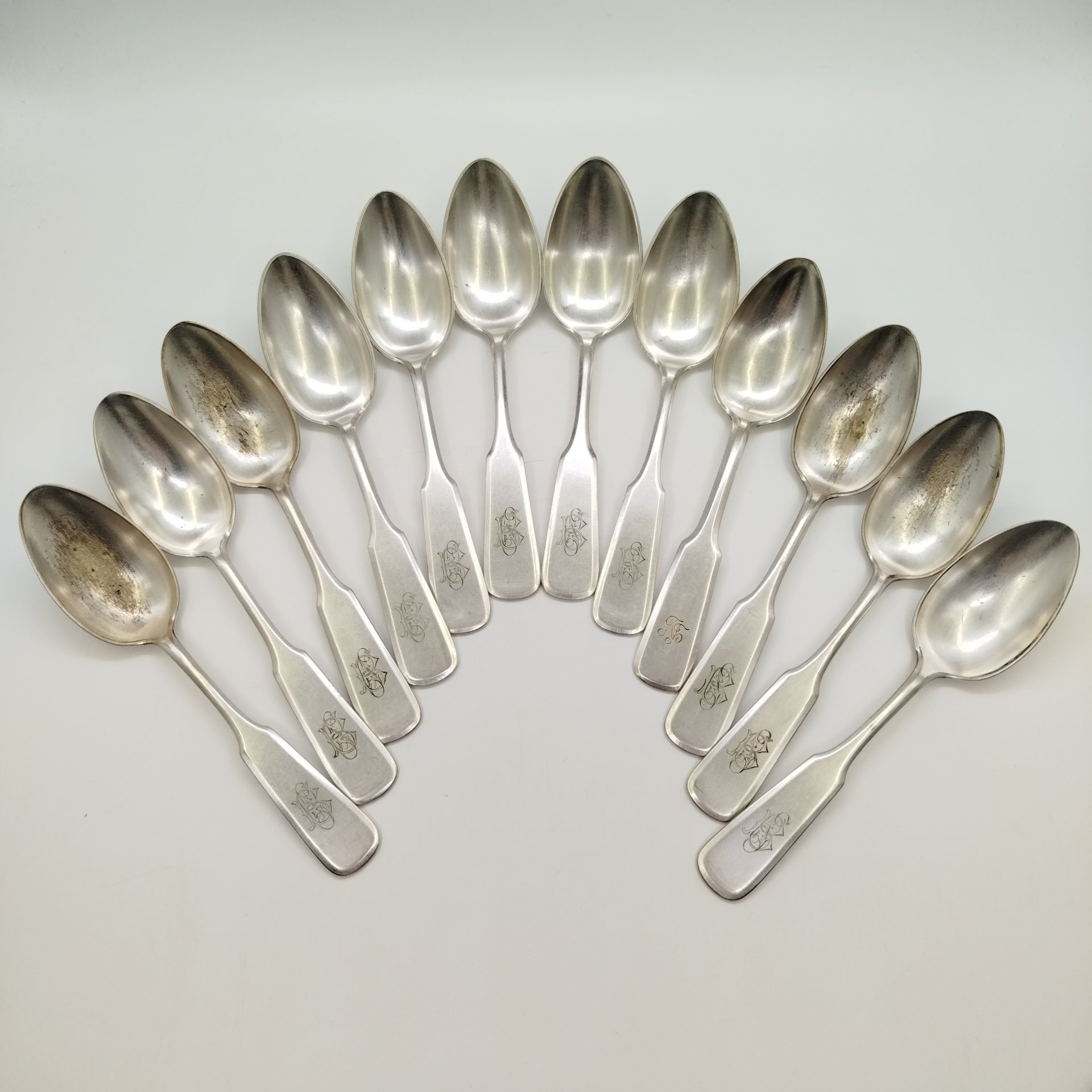 Набор из двенадцати столовых ложек с монограммами на черенках