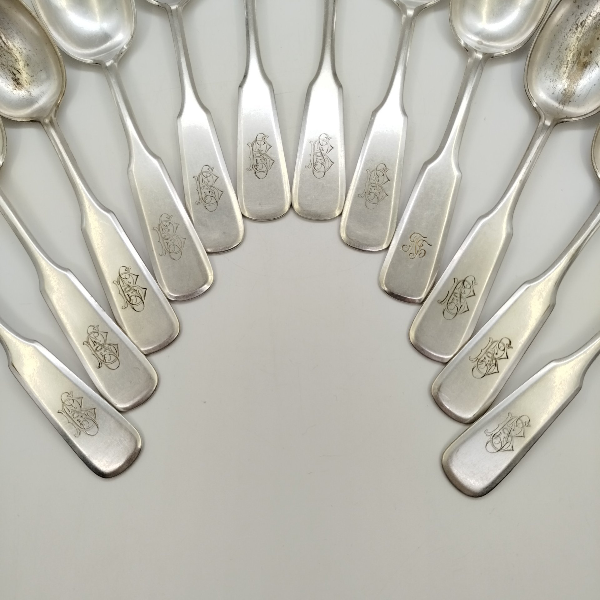 Набор из двенадцати столовых ложек с монограммами на черенках