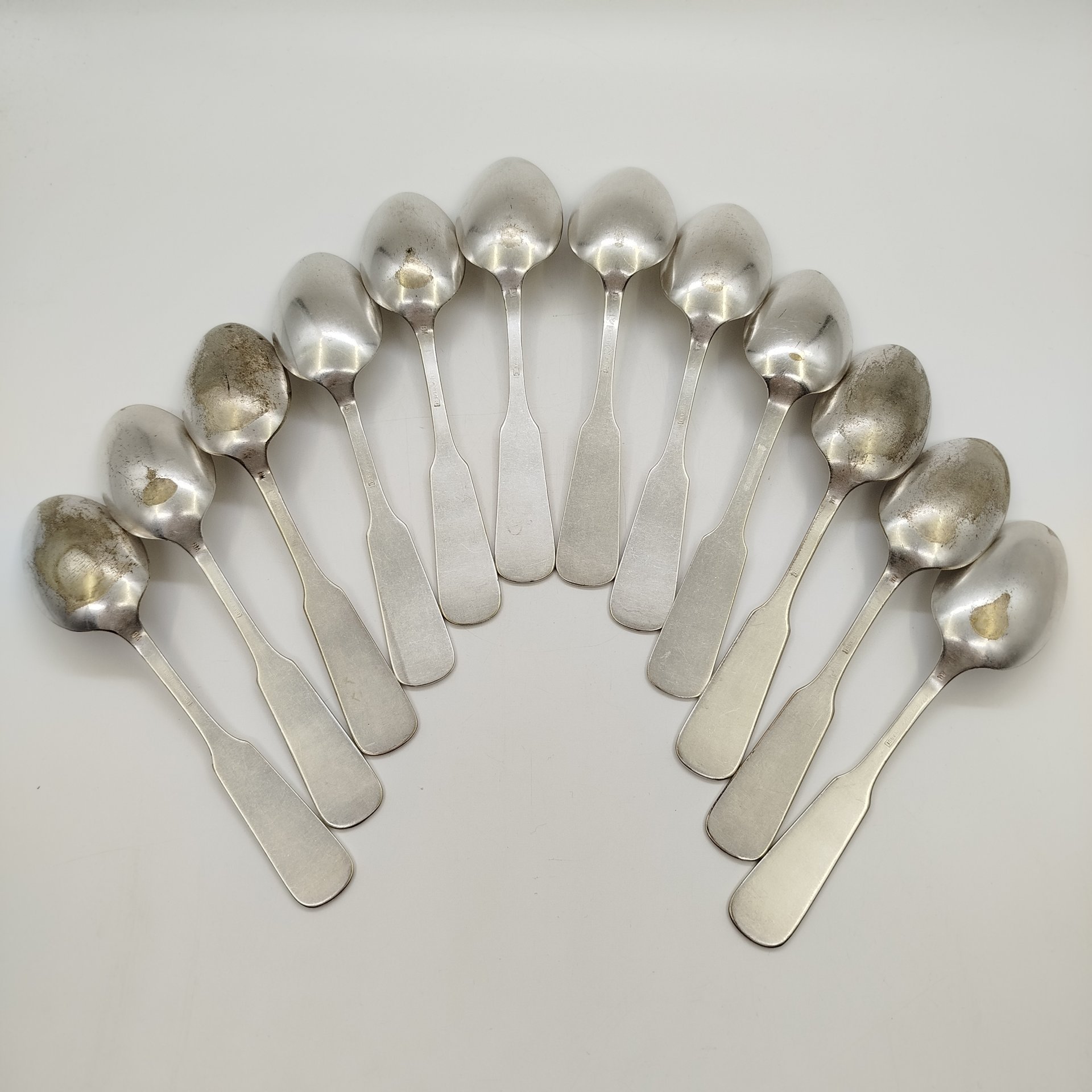 Набор из двенадцати столовых ложек с монограммами на черенках