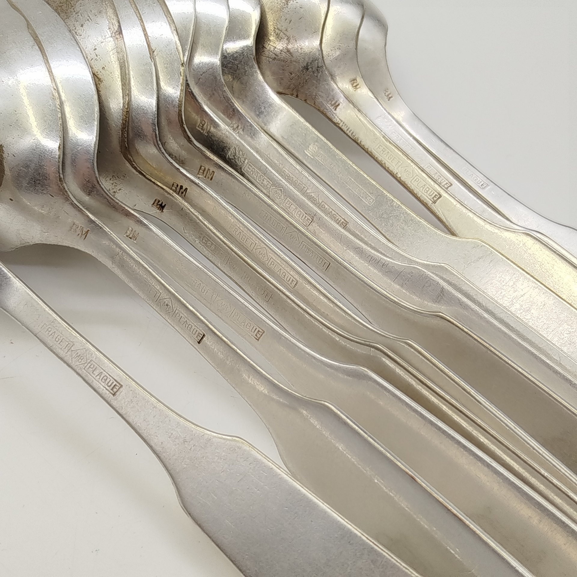 Набор из двенадцати столовых ложек с монограммами на черенках