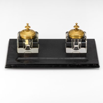 Прибор письменный (чернильный) с двумя массивными чернильницами на прямоугольной подставке