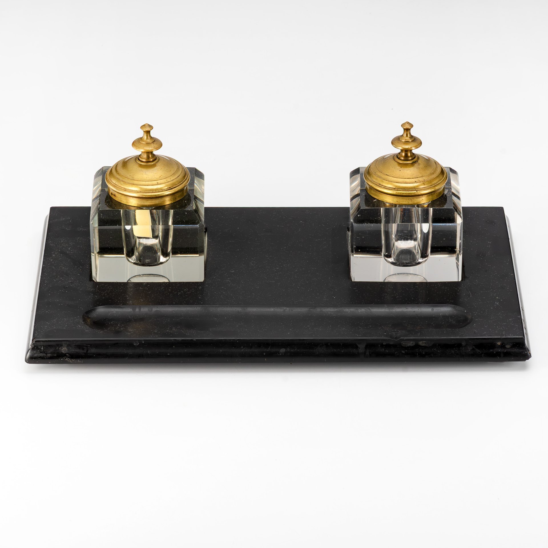 Прибор письменный (чернильный) с двумя массивными чернильницами на прямоугольной подставке