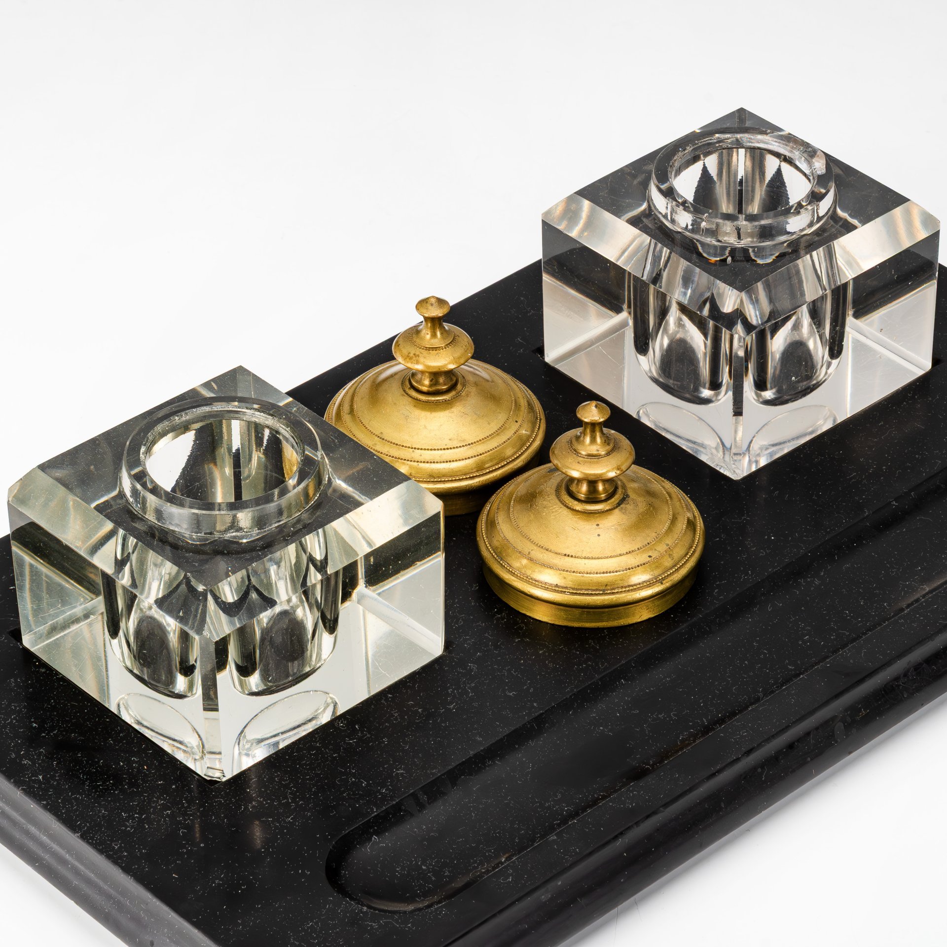 Прибор письменный (чернильный) с двумя массивными чернильницами на прямоугольной подставке