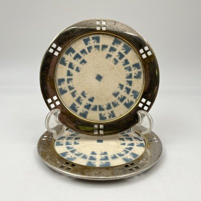 Пара подставок под горячее с геометрическим декором, фаянс, деколь, металл, Европа, 1900-1940 гг.