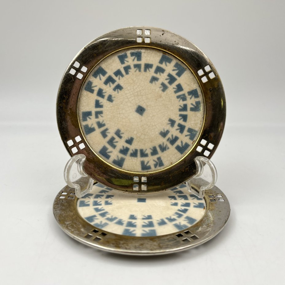 Пара подставок под горячее с геометрическим декором, фаянс, деколь, металл, Европа, 1900-1940 гг.