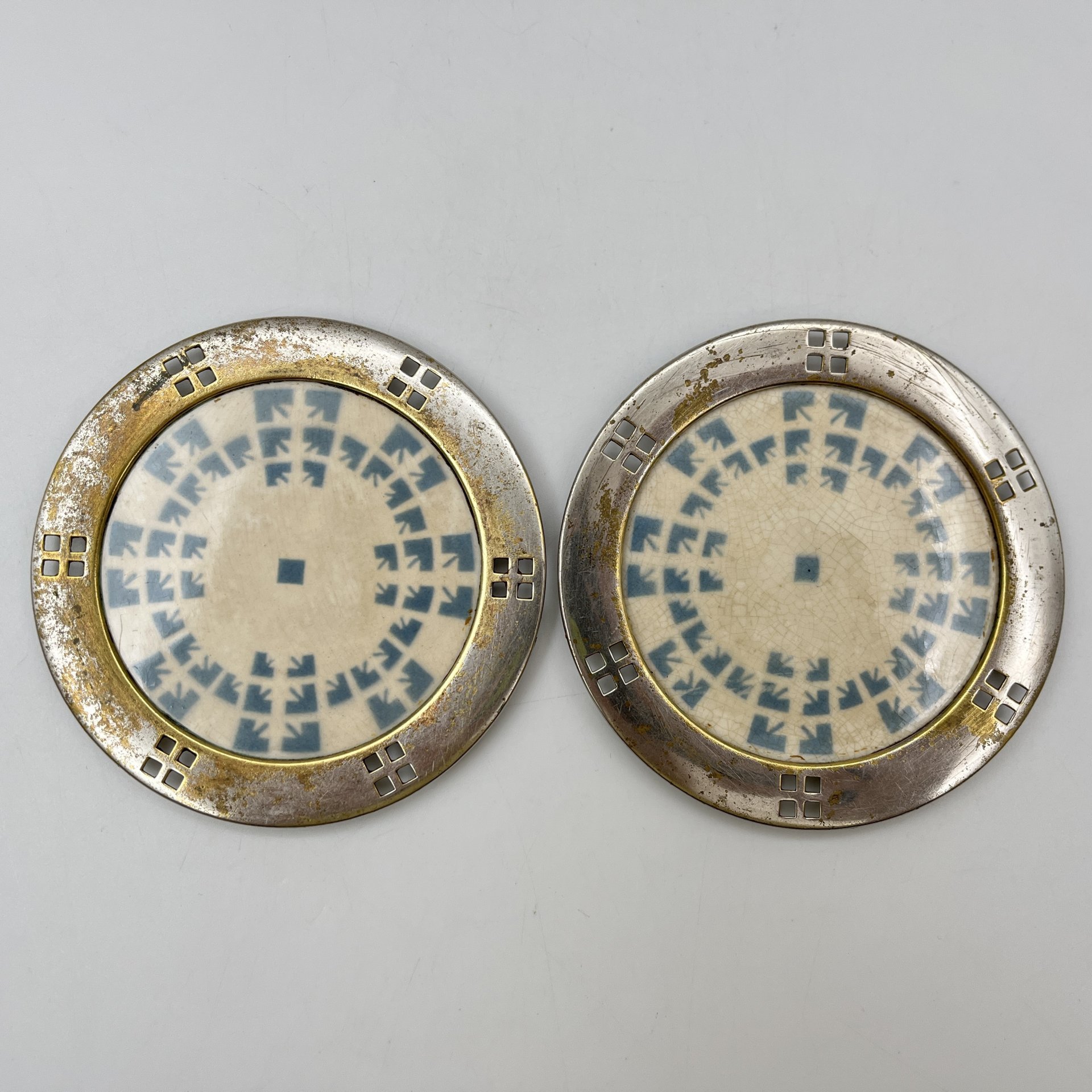 Пара подставок под горячее с геометрическим декором, фаянс, деколь, металл, Европа, 1900-1940 гг.