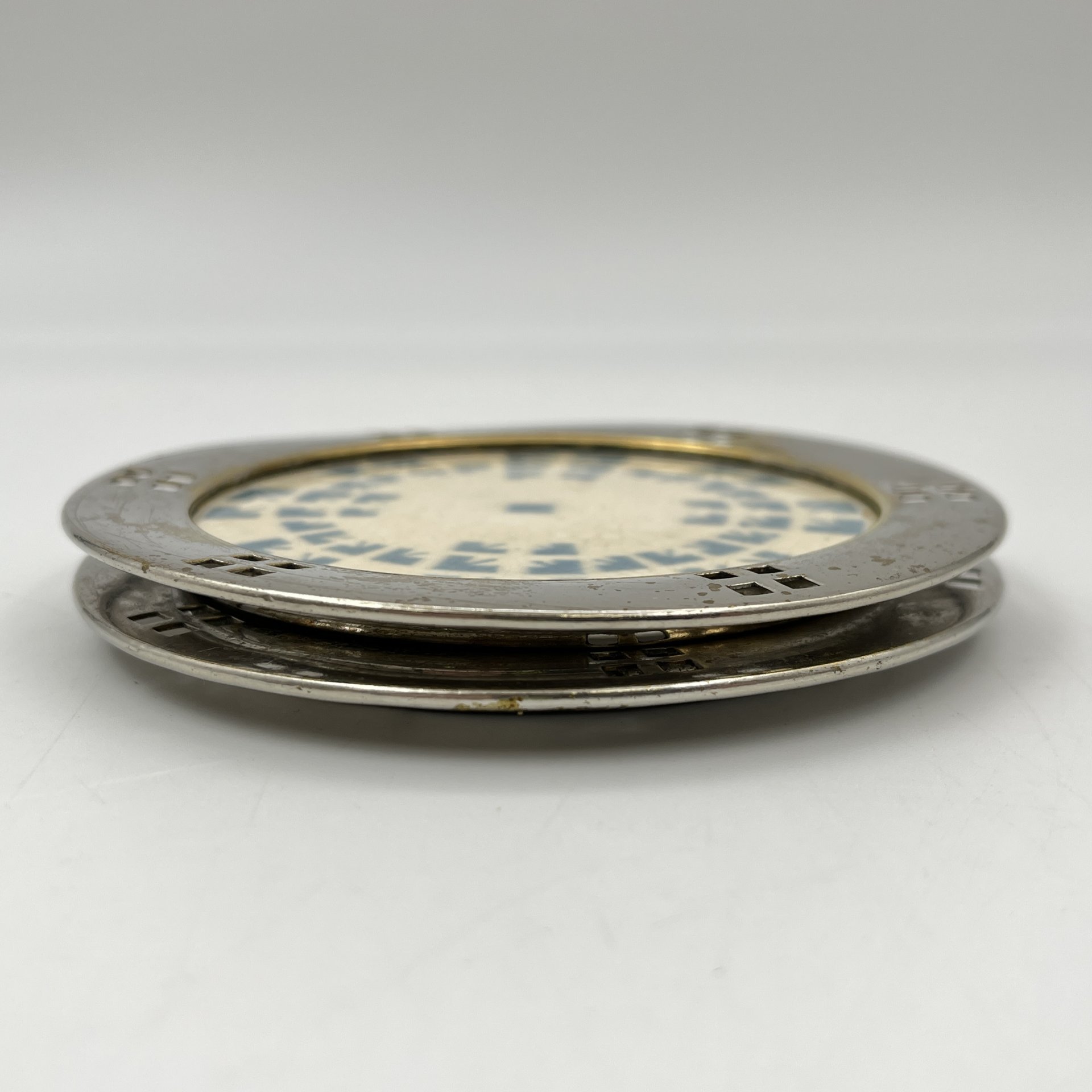 Пара подставок под горячее с геометрическим декором, фаянс, деколь, металл, Европа, 1900-1940 гг.