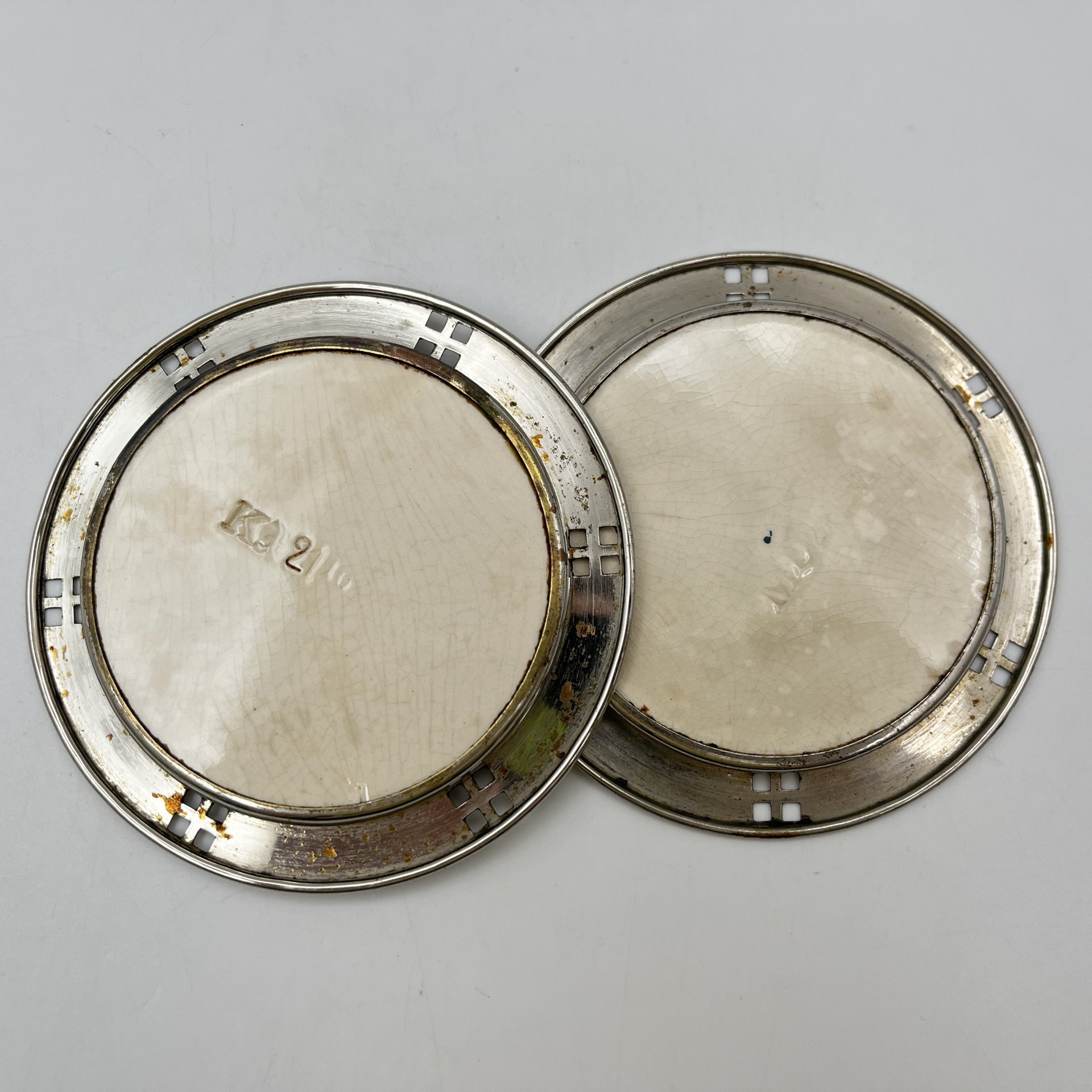 Пара подставок под горячее с геометрическим декором, фаянс, деколь, металл, Европа, 1900-1940 гг.