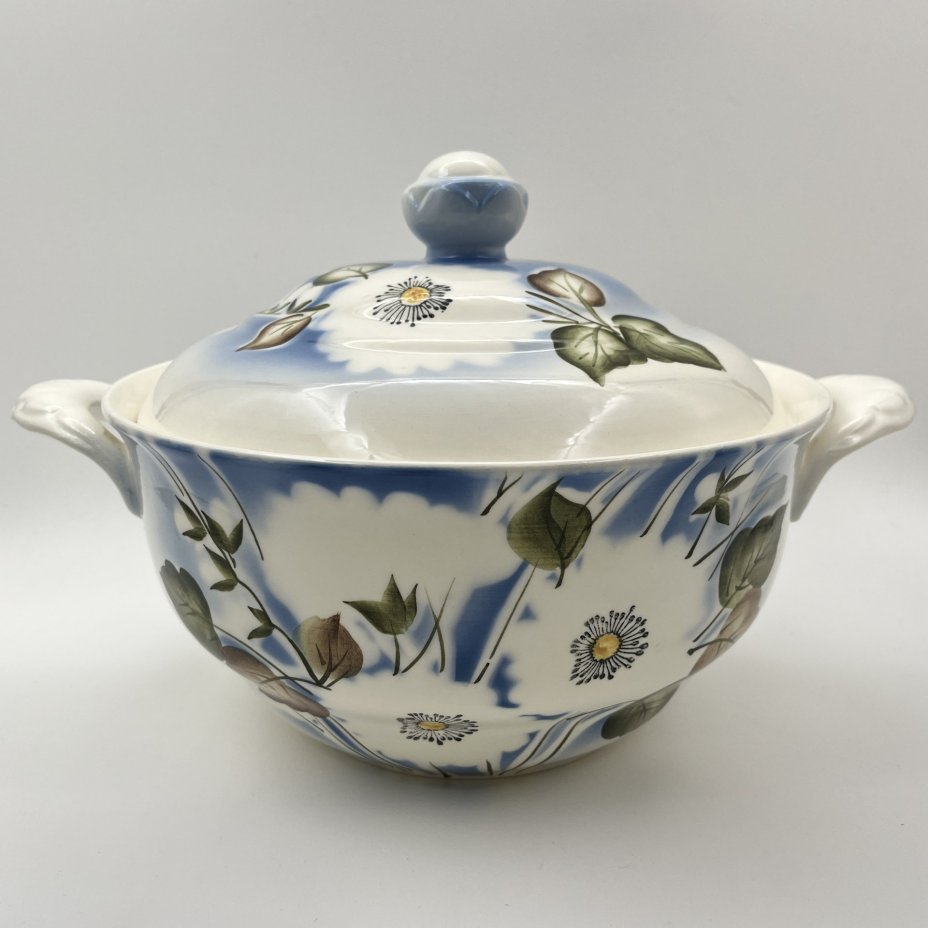 Супница, украшенная цветочным декором, фаянс, деколь с подрисовкой, Краснодарский фарфорово-фаянсовый завод «Чайка», СССР, 1960-1992 гг.