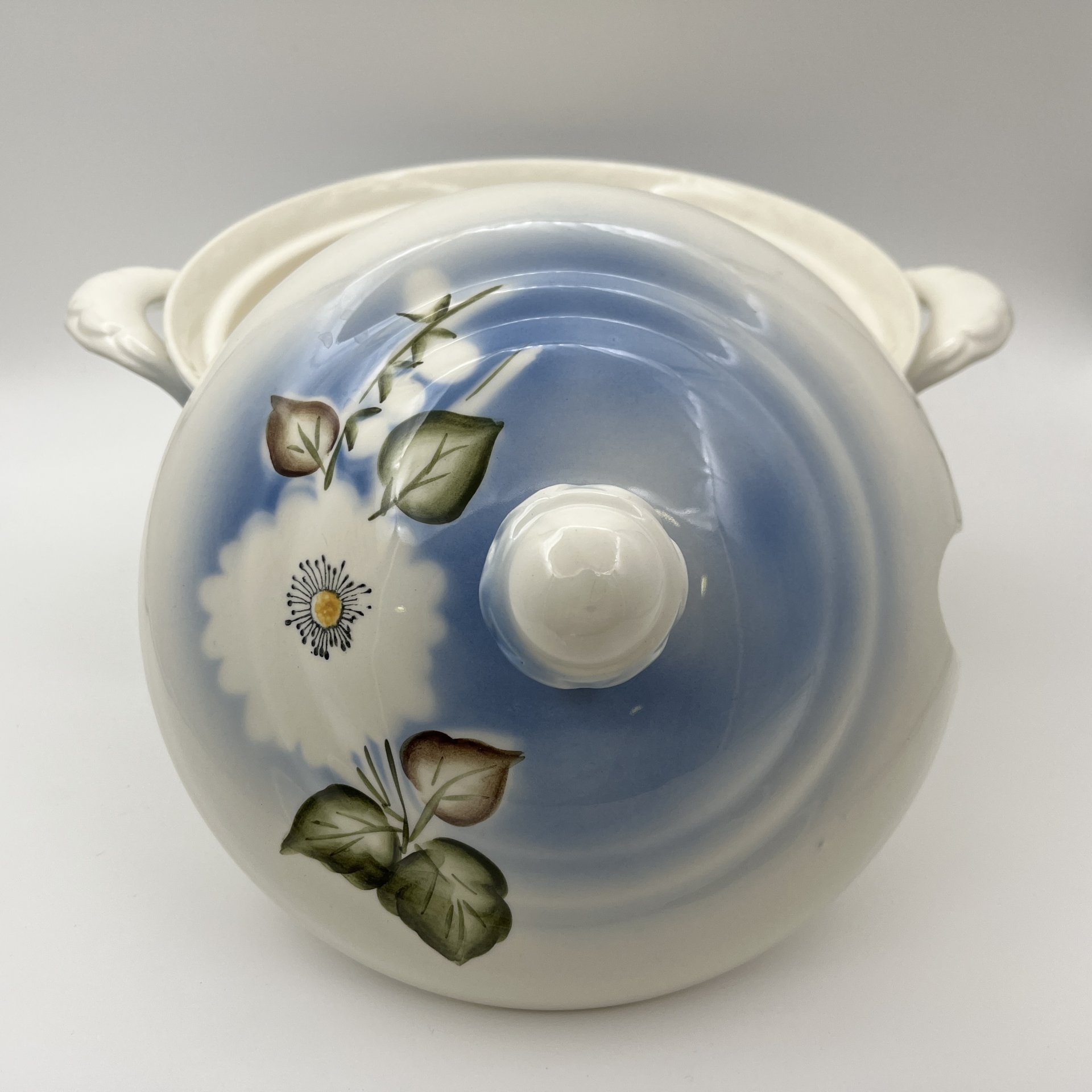 Супница, украшенная цветочным декором, фаянс, деколь с подрисовкой, Краснодарский фарфорово-фаянсовый завод «Чайка», СССР, 1960-1992 гг.