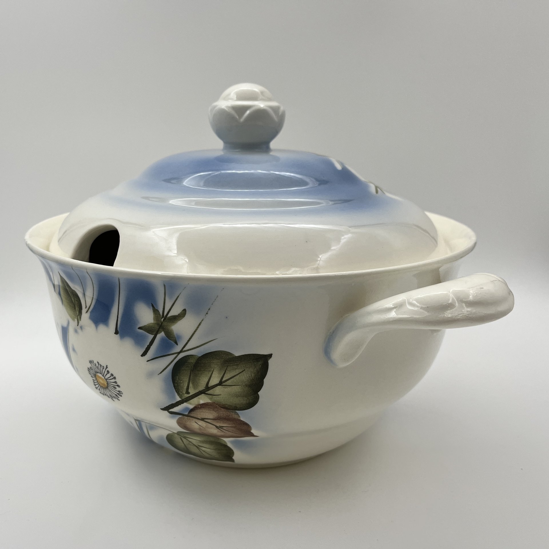 Супница, украшенная цветочным декором, фаянс, деколь с подрисовкой, Краснодарский фарфорово-фаянсовый завод «Чайка», СССР, 1960-1992 гг.