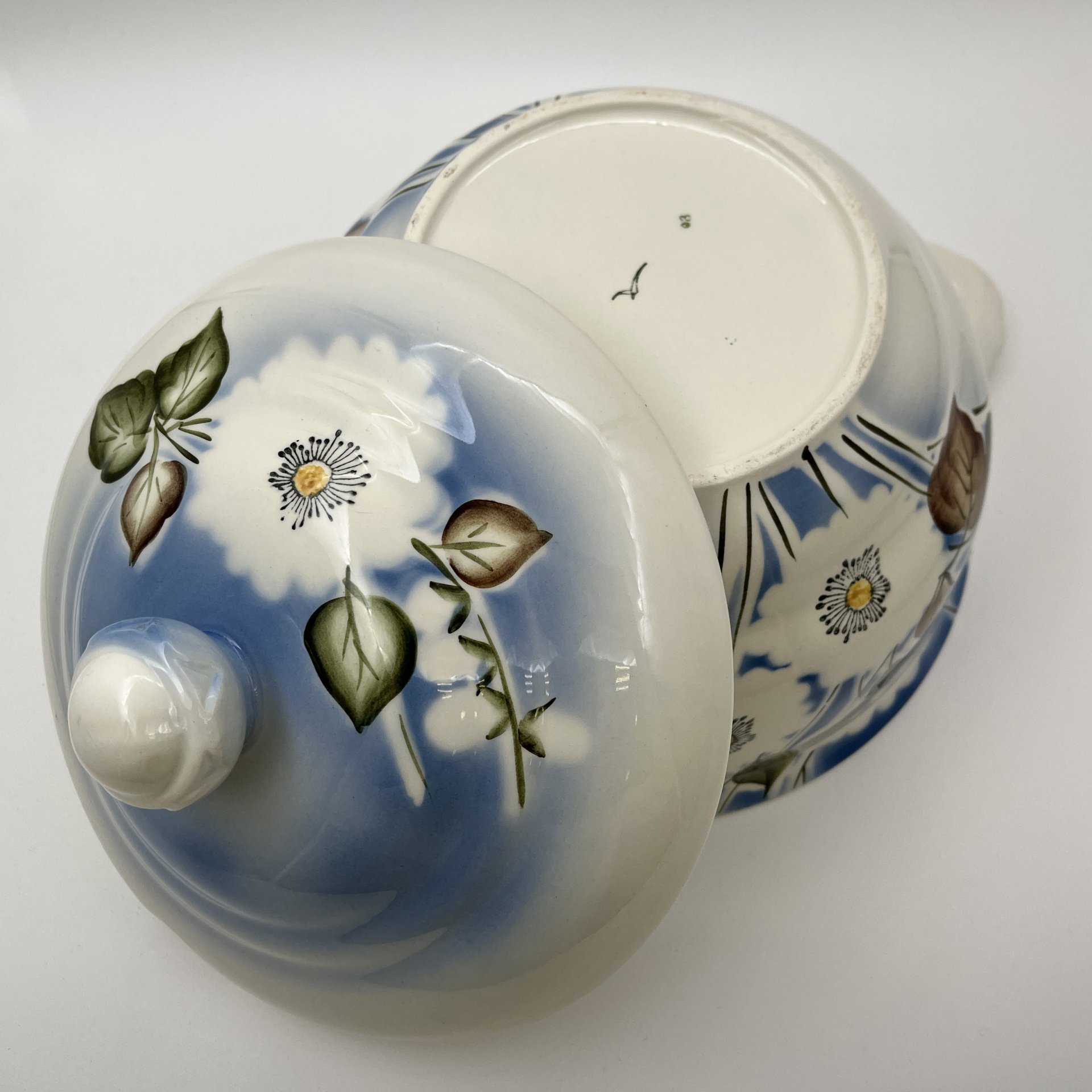 Супница, украшенная цветочным декором, фаянс, деколь с подрисовкой, Краснодарский фарфорово-фаянсовый завод «Чайка», СССР, 1960-1992 гг.