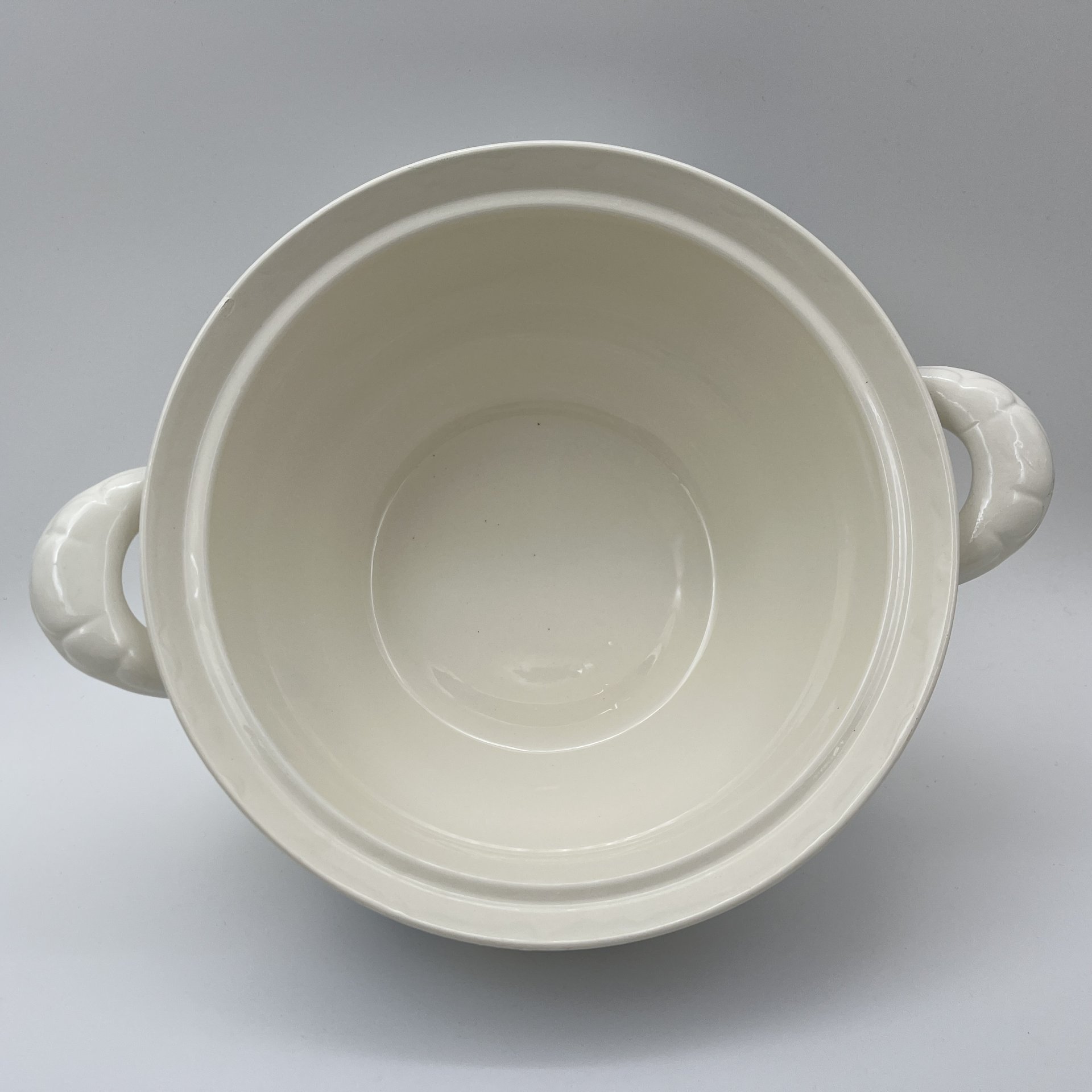 Супница, украшенная цветочным декором, фаянс, деколь с подрисовкой, Краснодарский фарфорово-фаянсовый завод «Чайка», СССР, 1960-1992 гг., Краснодарский фарфорово-фаянсовый завод «Чайка»