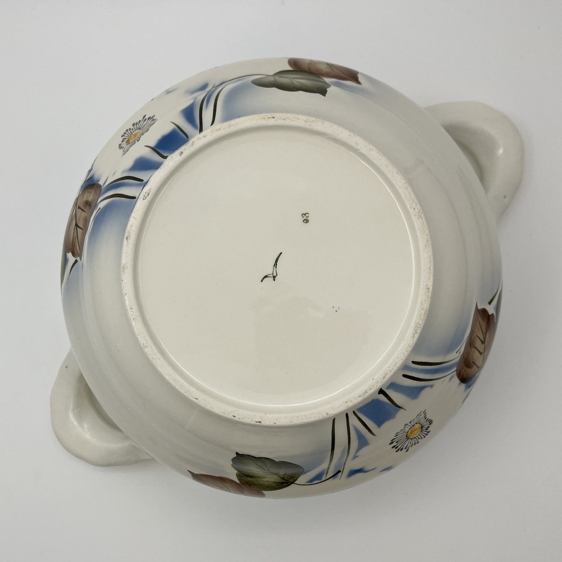 Супница, украшенная цветочным декором, фаянс, деколь с подрисовкой, Краснодарский фарфорово-фаянсовый завод «Чайка», СССР, 1960-1992 гг., Краснодарский фарфорово-фаянсовый завод «Чайка»