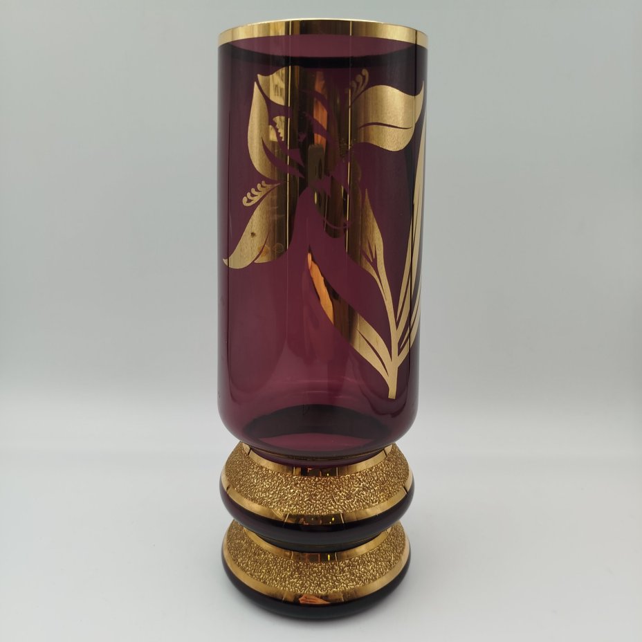 Ваза, украшенная изображением ириса, стекло, золочение, Чехословакия, 1970-1990 гг.