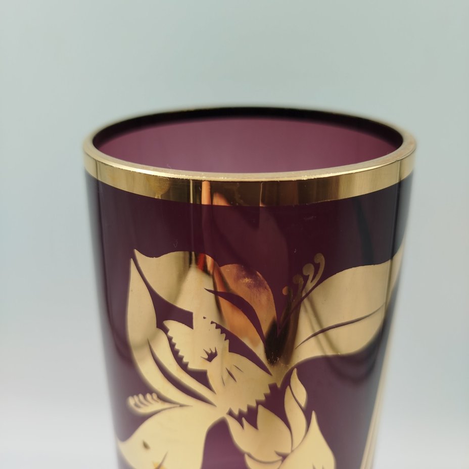 Ваза, украшенная изображением ириса