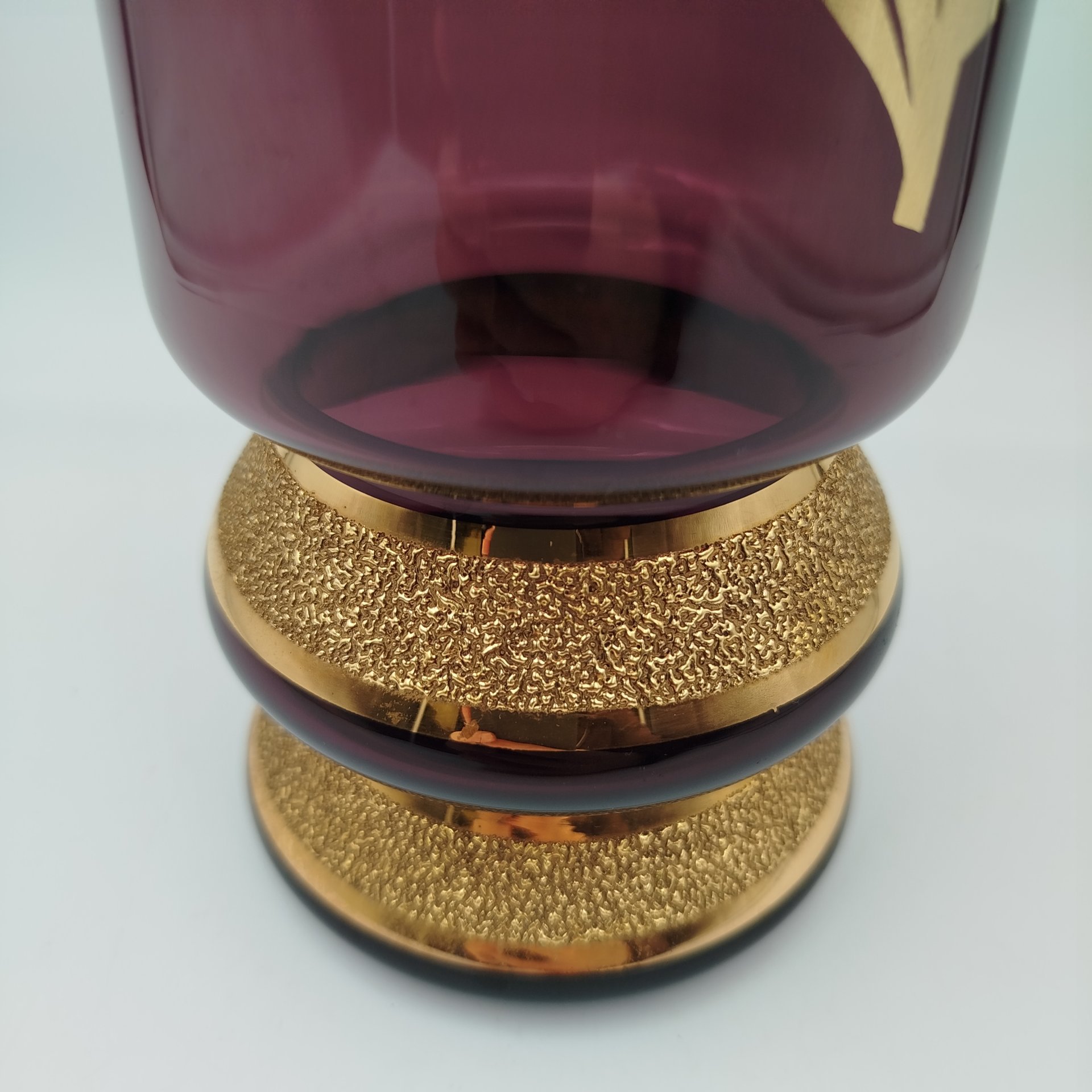 Ваза, украшенная изображением ириса, стекло, золочение, Чехословакия, 1970-1990 гг.