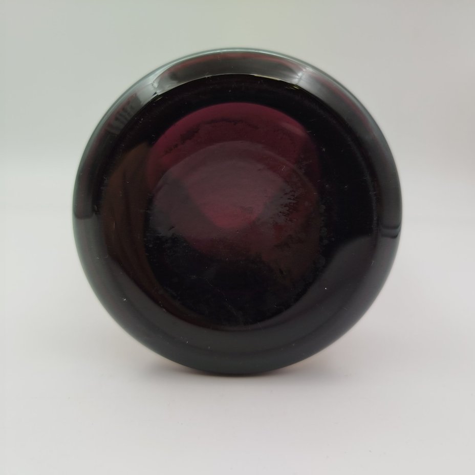 Ваза, украшенная изображением ириса