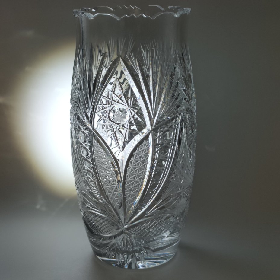 Большая ваза для цветов с резным растительным декором