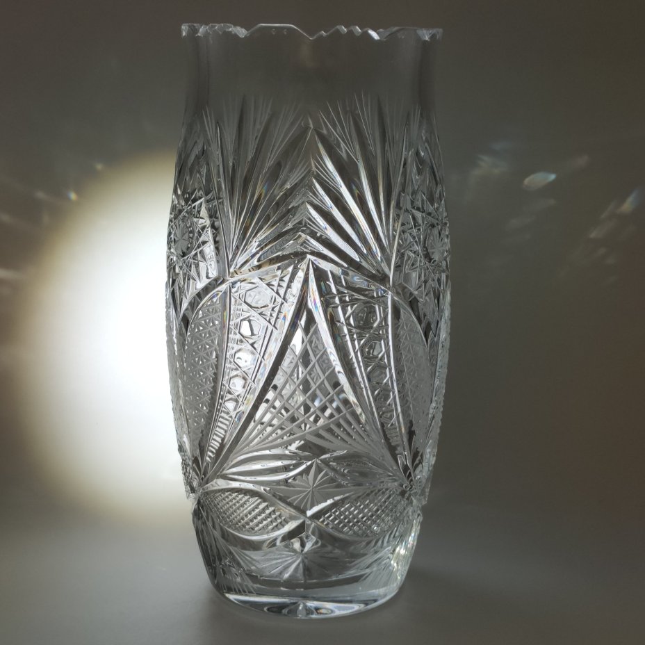 Большая ваза для цветов с резным растительным декором