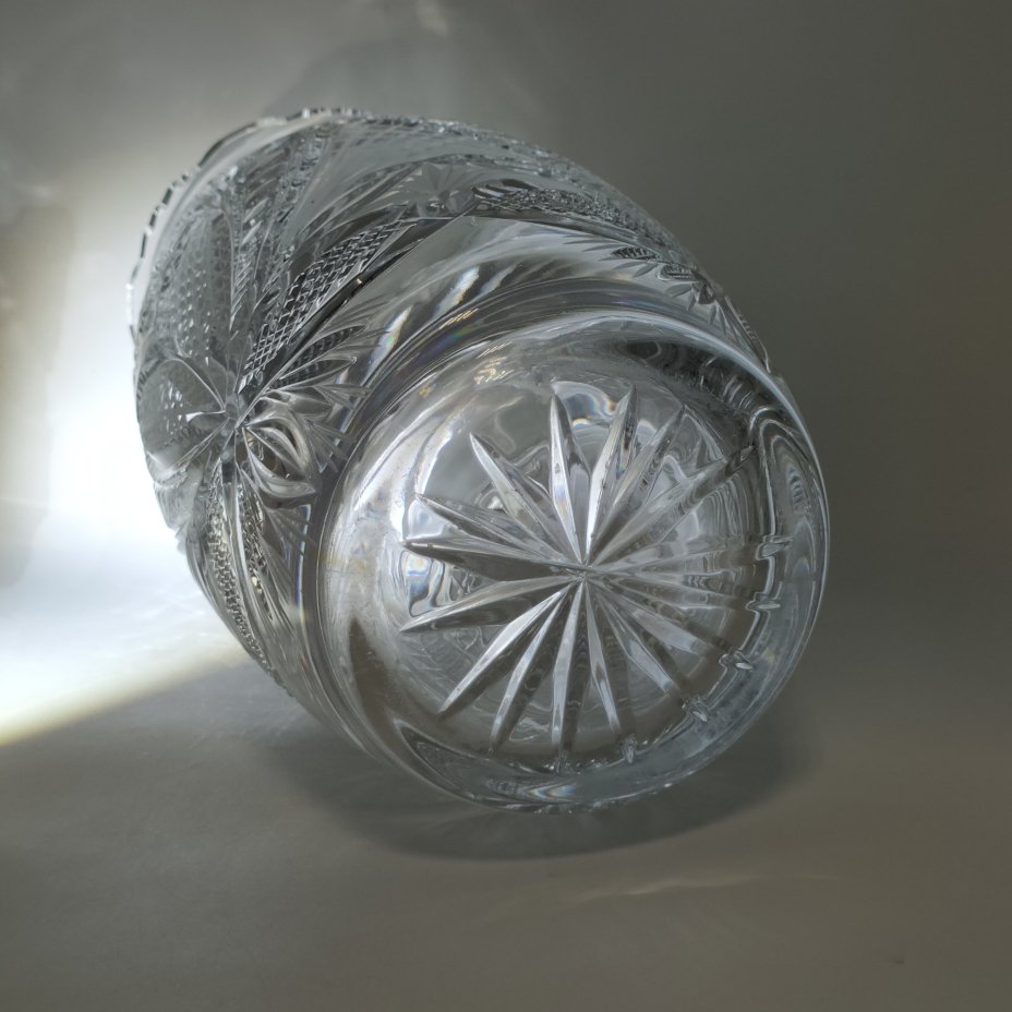 Большая ваза для цветов с резным растительным декором