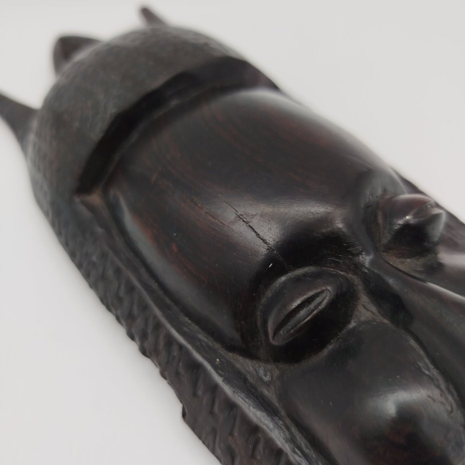 Маска африканская выполненная из эбенового дерева