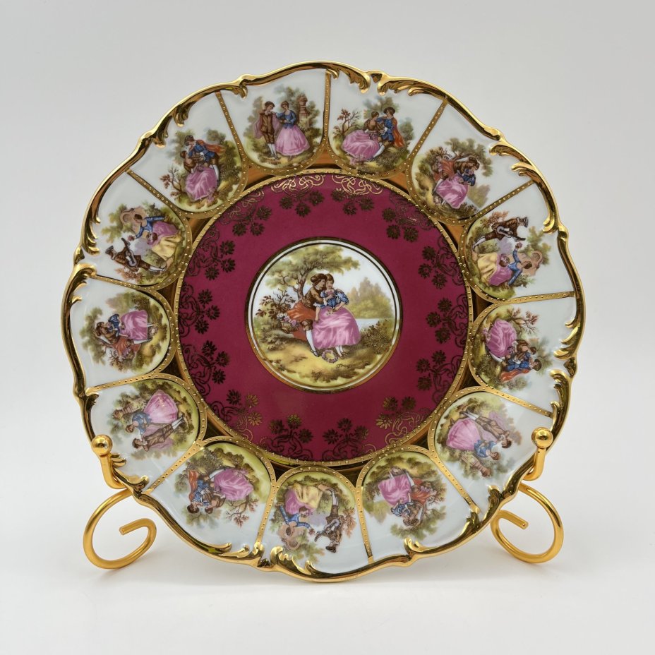Тарелка, украшенная изображением сюжетов по картинам Жан-Оноре Фрагонара, фарфор, деколь, золочение, DW Karlsbader, Чехия, 1970-1990 гг.