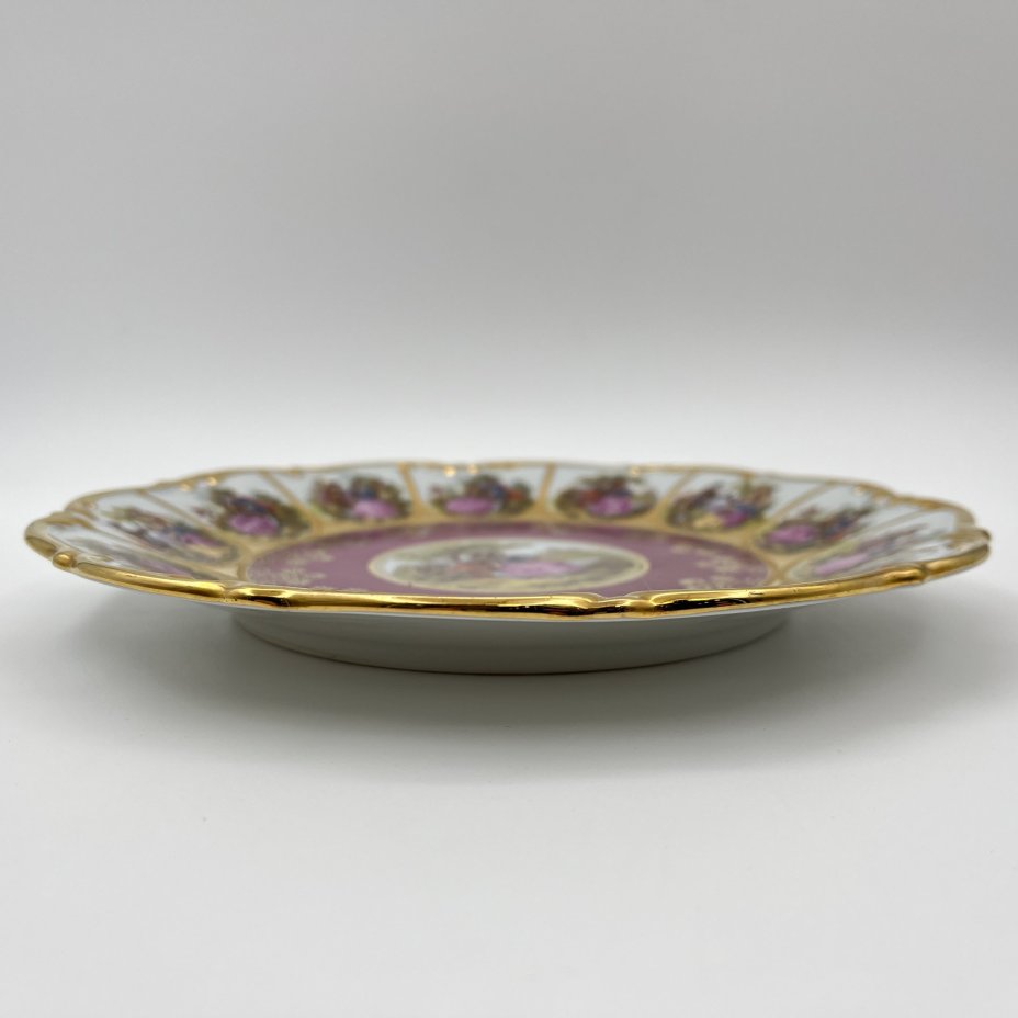 Тарелка, украшенная изображением сюжетов по картинам Жан-Оноре Фрагонара, фарфор, деколь, золочение, DW Karlsbader, Чехия, 1970-1990 гг.